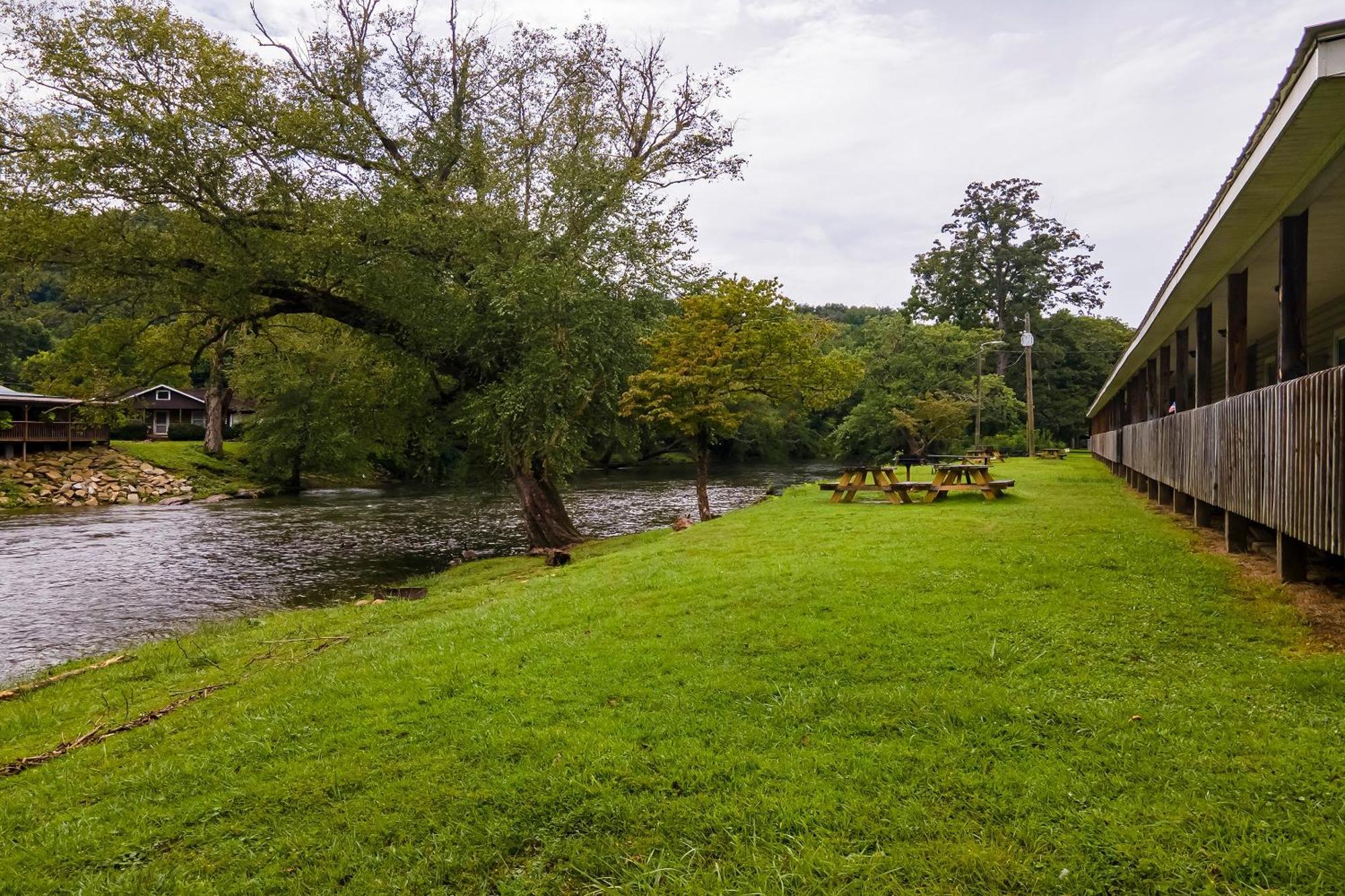 Lloyd'S On The River Country Inn By Oyo Bryson City Esterno foto